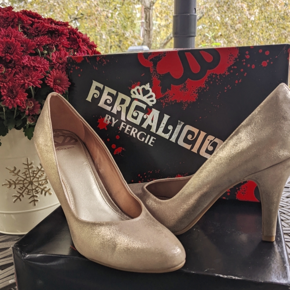 Fergie Gold Pumps
